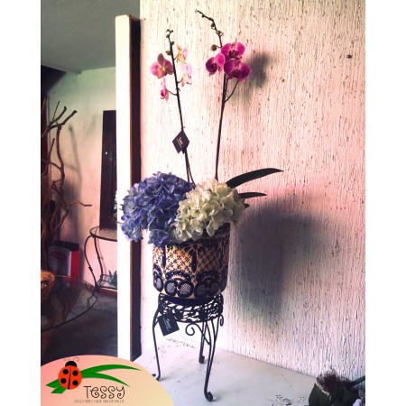 Maceta de Talavera con orquídea y Hortensia artificial sobre base de herrería