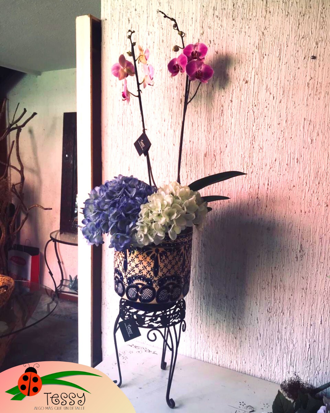 Maceta de Talavera con orquídea y Hortensia artificial sobre base de  herrería - The Tessy Shop